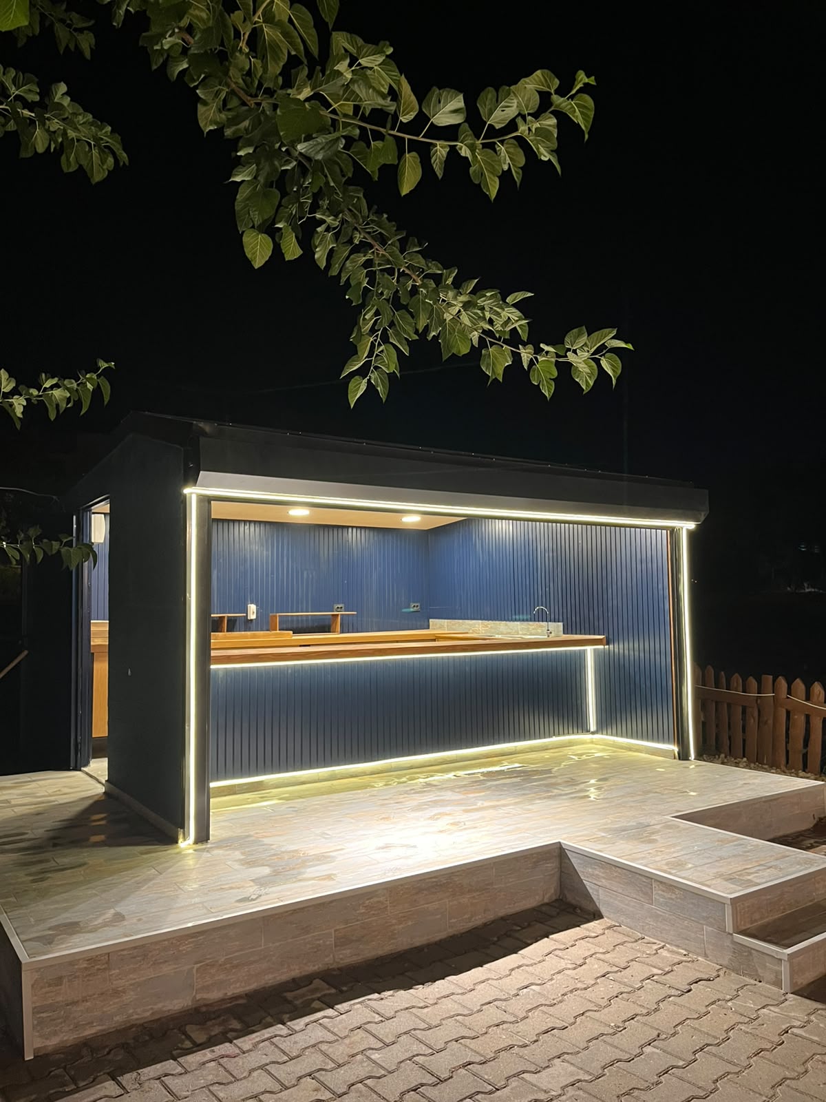 Sahil Cafe Restaurant gece g&ouml;r&uuml;n&uuml;m&uuml;